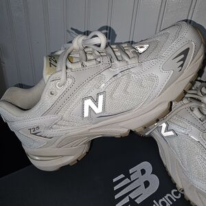 New Balance 725